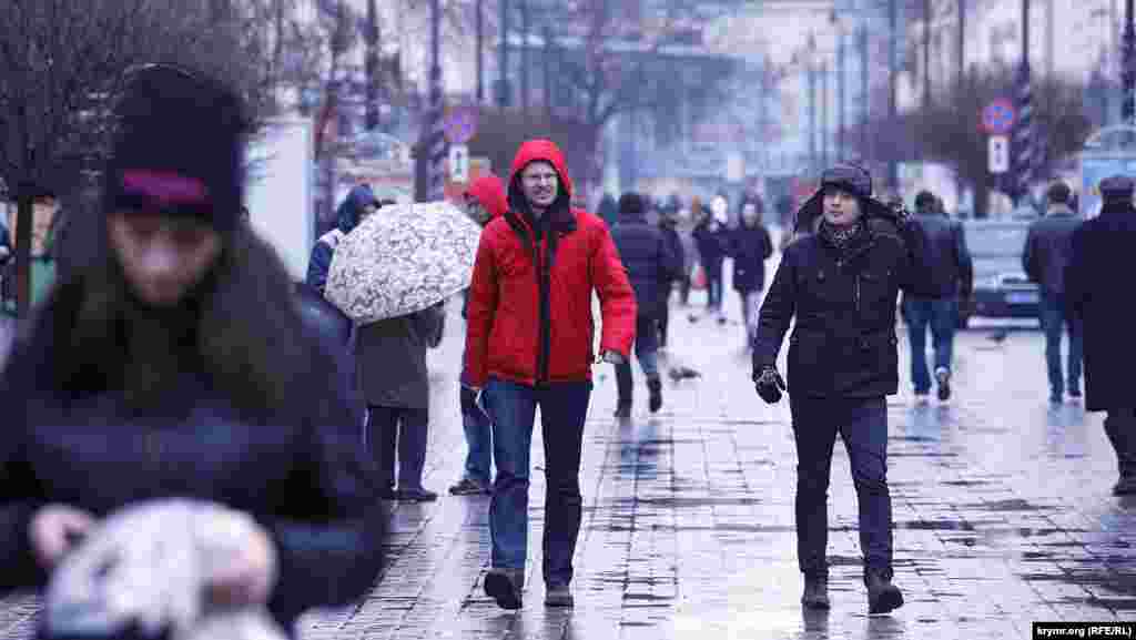 Вулиця Карла Маркса, якою треба пройти два квартали, щоб потрапити від Ради міністрів до Верховної Ради Криму, була заповнена людьми і виглядала зовсім буденно