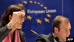 Член Еврокомиссии Сесилия Мальмстрём (слева)