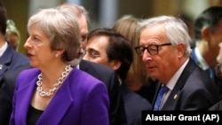 Premierul britanic Theresa May și Jean-Claude Juncker la summitul de la Bruxelles, 18 octombrie 2018