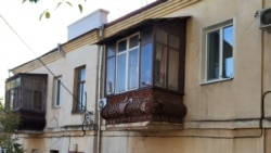 Балкон с коваными украшениями в доме №15 на улице Партизанской