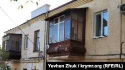 Балкон с коваными украшениями в доме №15 на улице Партизанской