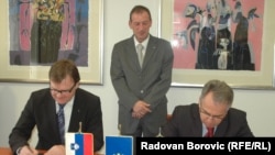Potpisivanje ugovora o deminiranju Međunarodne fondacija za razminiranje i pomoć žrtvama mina sa sedištem u Sloveniji i Centra za razminiranje Srbije, 24. februar 2011