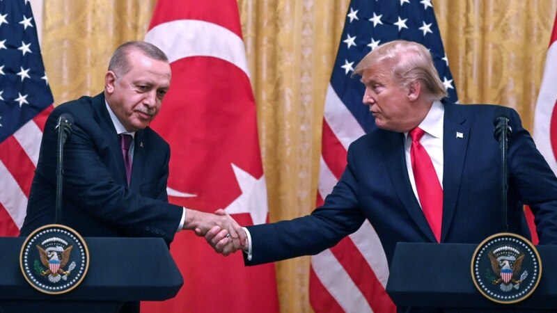 Трамп гуфт, ки Вашингтон аз Туркия пуштибонӣ мекунад