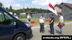 Маёр ДАІ вядзе размову з актывісткай Нінай Багінскай