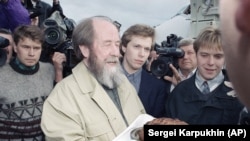Solženjicin dobija tradicionalnu slovensku pogaču dobrodošlice po dolasku u Vladivostok posle povratka u Rusiju