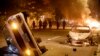 Protests Washington -- Police officers advance on protesters after they set three cars on fire during a demonstration over the death of George Floyd, near the White House in Washington, DC, USA, 31 May 2020. 