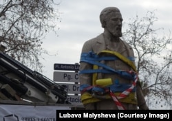 Памятник работорговцу Антонио Лопесу покидает барселонскую площадь. 4 марта 2018.