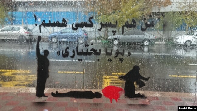عکسی از شعارنویسی بر شیشه یک اتوبوس در تهران