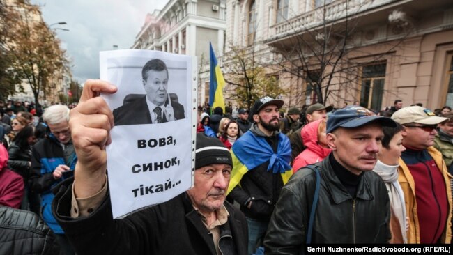 Учасники віча «Зупинимо капітуляцію!» під час час здійснення «обходу» урядового кварталу