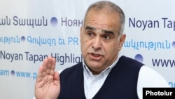 Armenia - Opposition leader Raffi Hovannisian at a news conference in Yerevan, 19Jul2013.