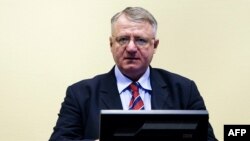 Vojislav Šešelj u sudnici Haškog tribunala