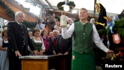 На фото 2014 року – новообраний тоді мер Мюнхену Дітер Райтер офіційно оголошує «Октоберфест» відкритим, вибивши з бочки чопа й наточивши перший кухоль пива