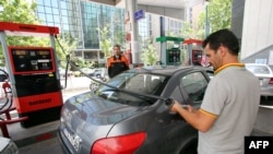 A gas station attendant fills a car at a petrol station in the Iranian capital Tehran, May 25, 2015. File photo