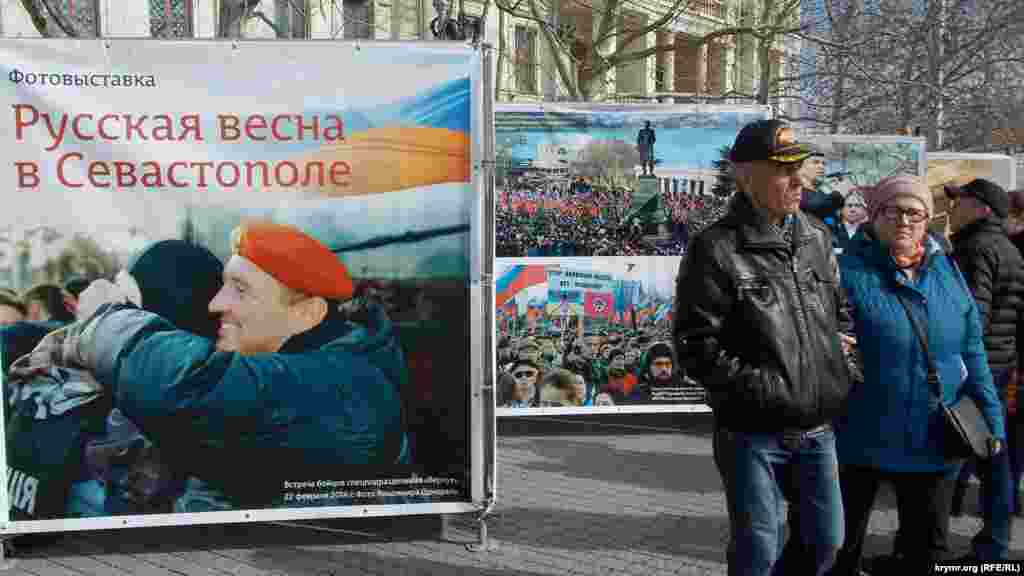 На площади Нахимова также открыли выставку «Русская весна в Севастополе» с фотографиями событий, связанных с российской аннексией полуострова в 2014 году