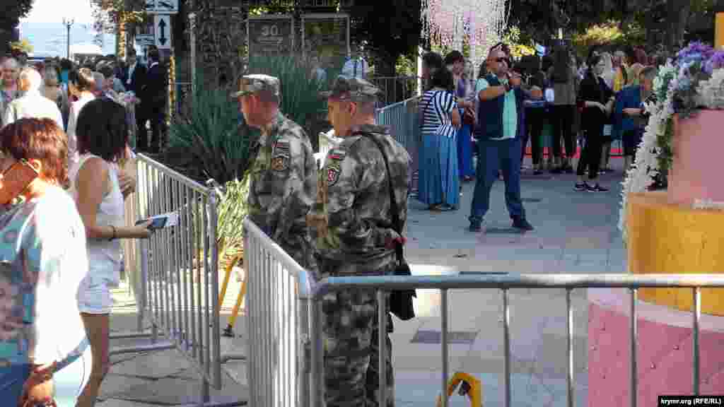 Підходи до будівлі театру ім.Чехова, де було відкриття фестивалю, огородили парканами