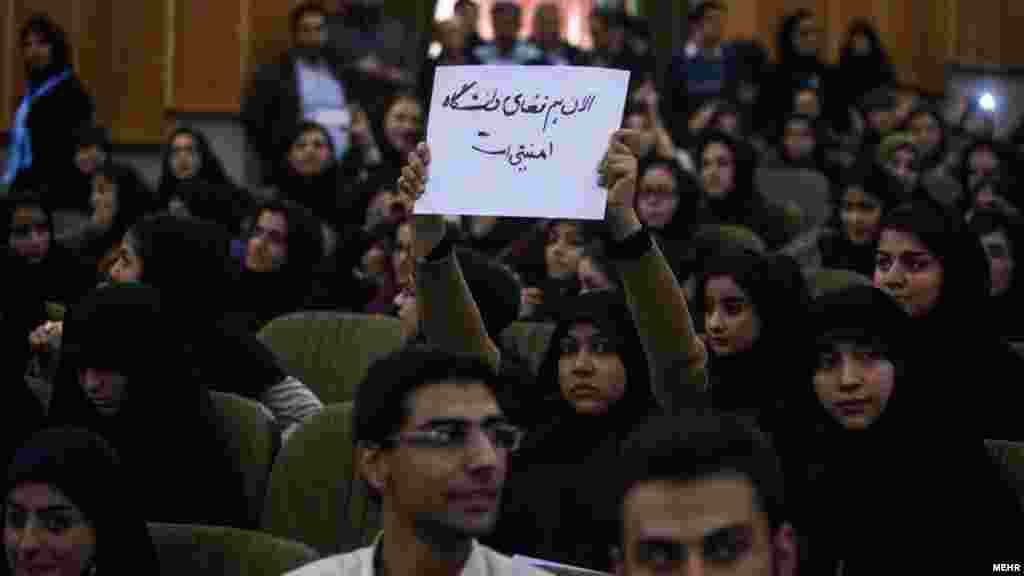 روز متفاوت دانشجو، ‌در دانشگاه‌های مختلف؛ روز ۱۶ آذر،‌ برنامه‌های متفاوتی با طیف‌های مختلف دانشجویی در دانشگاه‌های تهران برگزار شد. یکی از این برنامه‌ها حضور محمدرضا عارف در دانشگاه شهید بهشتی بود. دانشجویان هم با پلاکاردهایشان،‌حرف‌ها و تقاضاهای مختلفی داشتند. 