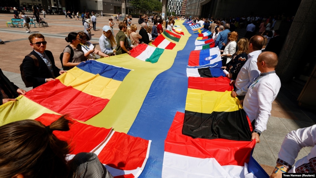 Evropski i ukrajinski poslanici razvili zastavu ispred zgrade Evropskog parlamenta u Briselu