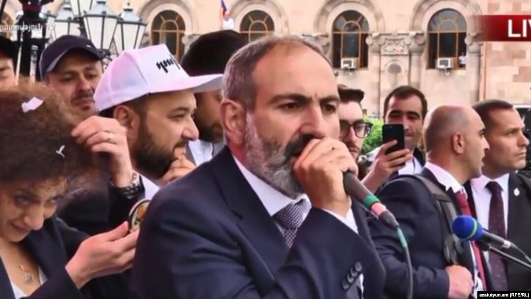Nikol Pashinian Respublika meydanında