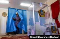 На избирательном участке в Казахстане в день парламентских выборов. 20 марта 2016 года.