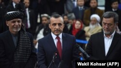 Ashraf Ghani (solda), Amrullah Saleh (ortada), arxiv fotosu