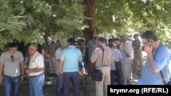 Люди зібралися перед будівлею суду, щоб підтримати Ахтема Чийгоза, 7 серпня 2017 року