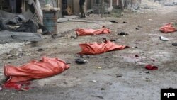 Алеппо көшесіндегі шабуылдан қаза тапқан адамдардың сүйектері салынған қаптар. 30 қараша 2016 жыл.