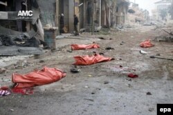 Тіла людей, загиблих внаслідок обстрілу під час спроби вийти з обложеного міста. Східний Алеппо, 30 листопада 2016 року