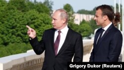 Франция президенті Эммануэль Макрон (оң жақта) және Ресей президенті Владимир Путин. Санкт-Петербург, Ресей, 24 мамыр 2018 жыл.