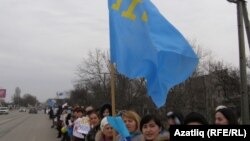 Кырымтатар хатын-кызлары, балалар Русиягә кушуга протест чарасында. 8 март 2014