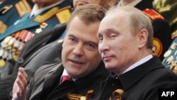 Dmitriy Medvedev və Vladimir Putin 