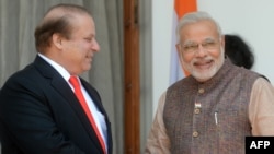 Индияда жаңы шайланган премьер-министр Нарендра Моди (оңдо) Пакистандын өкмөт башчысы Наваз Шариф менен, 27-май, 2014