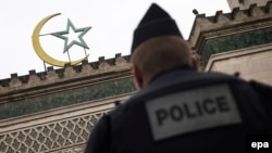 Французский полицейский у входа в мечеть в Париже 