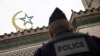 Полицейский охраняет вход в главную мечеть Парижа