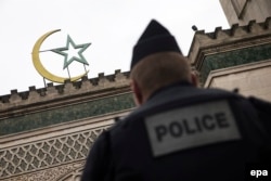 Полицейский дежурит у Большой мечети в Париже вскоре после нападения на "Шарли Эбдо"