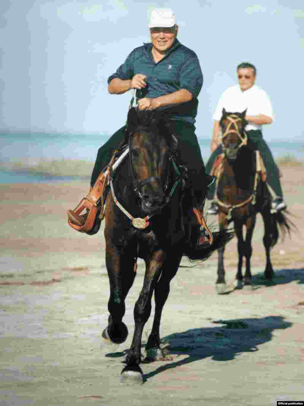 Президент Нурсултан Назарбаев скачет на коне. 