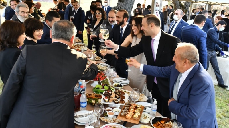 Фотографии с банкета после инаугурации главы Карабаха вызвали критику