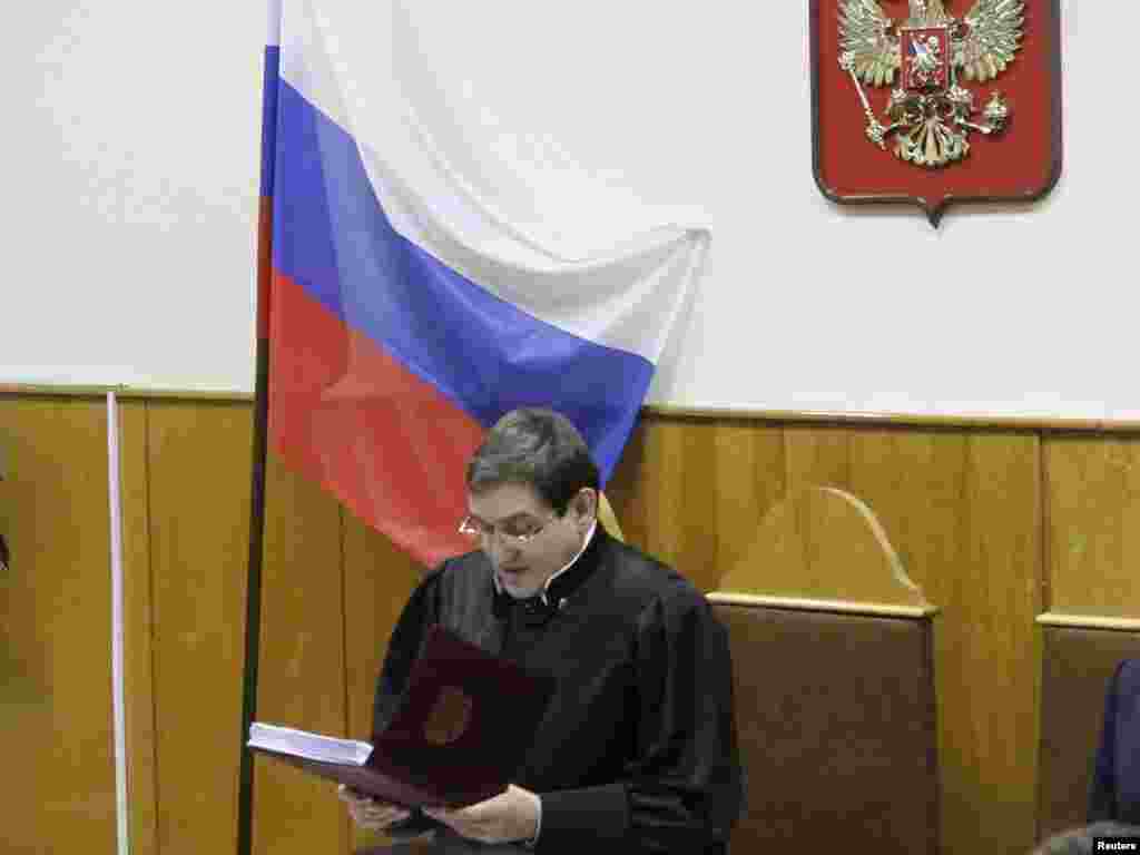 Sudija Viktor Danilkin počeo s izricanjem presude koje može da traje i nekoliko dana, 27.12.2010. Foto: Reuters / Tatyana Mekeyeva