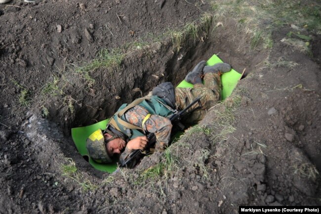 Боец украинского добровольческого батальона спит в окопе. Иловайск, август 2014. Фотограф Маркиян Лысенко