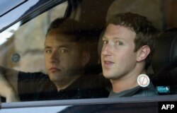 Mark Zuckerberg (sağda)
