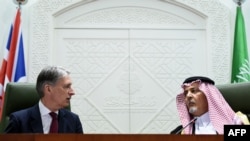 سعود الفیصل (راست) وزیر امور خارجه عربستان همراه با فیلیپ هاموند، همتای بریتانیایی‌اش.