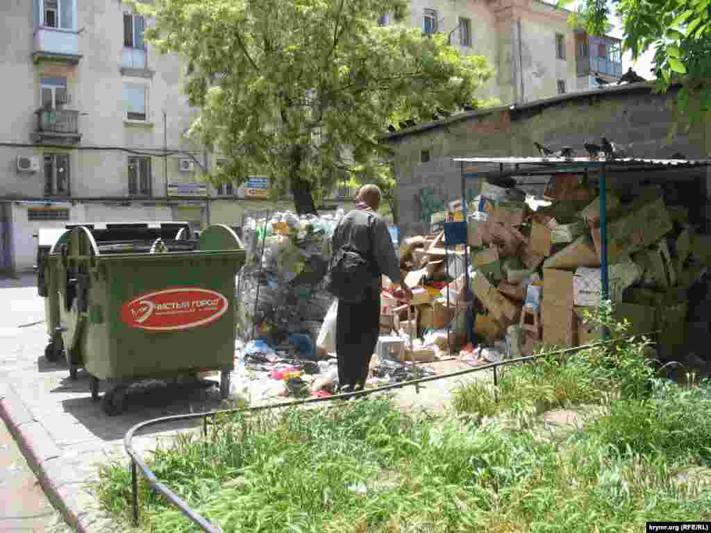 Двор жилого дома в самом центре города по ул. Б. Морская, здесь расположено кафе «Челентано», которое, по наблюдению жильцов дома, является самым мусорообразующим в данном дворе