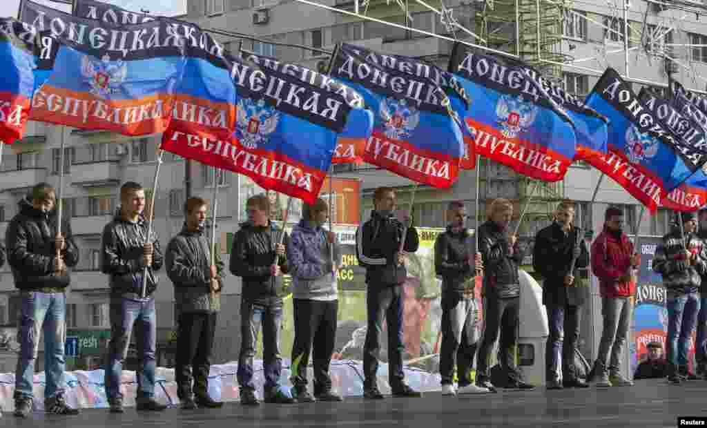 Ленин атындағы орталық алаңда өткен жиында өзін өзі жариялаған &laquo;Донецк халық республикасы&raquo; туын ұстап тұрған адамдар. Донецк, 19 қазан 2014 жыл. 