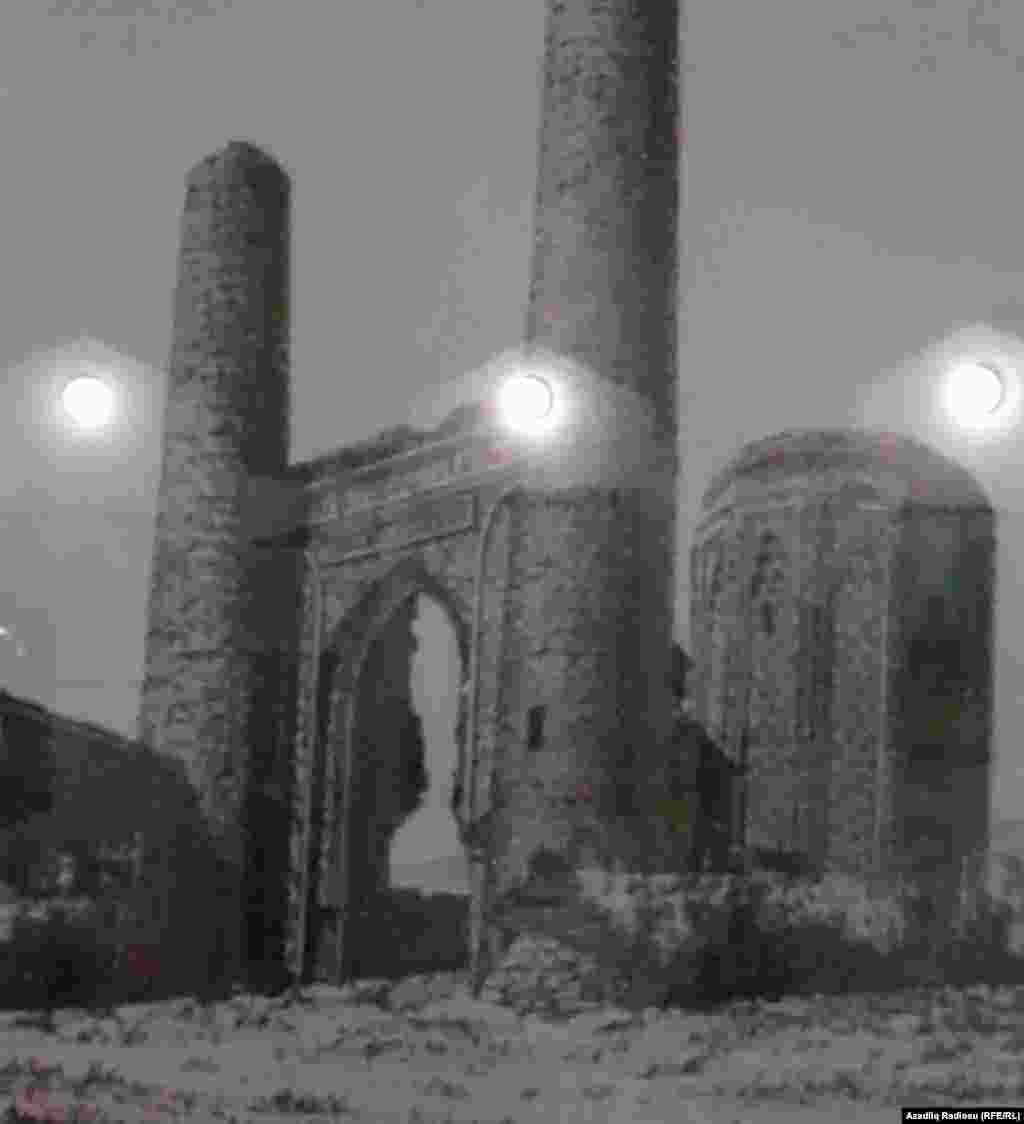 Mömünə Xatun türbəsini həyətinin giriş darvazası