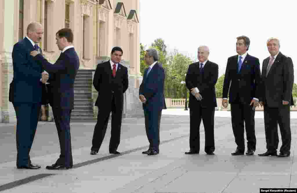 Медведев беседует со своим белорусским коллегой Александром Лукашенко на встрече глав постсоветских государств в Санкт-Петербурге. 6 июня 2008 года.
