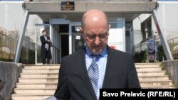 Predrag Popović sa rješenjem o oduzimanju državljanstva, 24. mart 2011