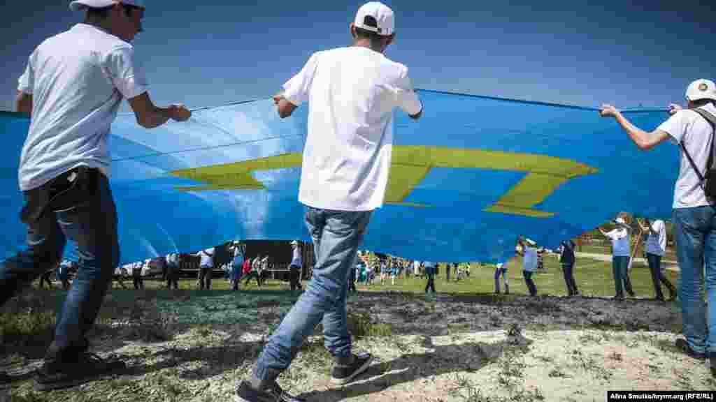 Волонтеры развернули огромный крымскотатарский флаг