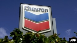 Логотип компании Chevron на газозаправочной станции в Сан-Франциско. 10 августа 2012 года.
