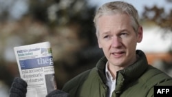 Ҷулиан Ассанҷ, муассиси Викиликс, бо нусхае аз рӯзномаи "The Guardian"