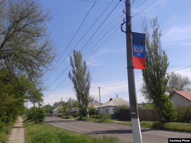 Прапор "ДНР" на вулиці Леніна в окупованому Чистякові