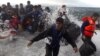 پناهجویانی که با قایق خود را به جزیره لسبوس در یونان رسانده‌اند